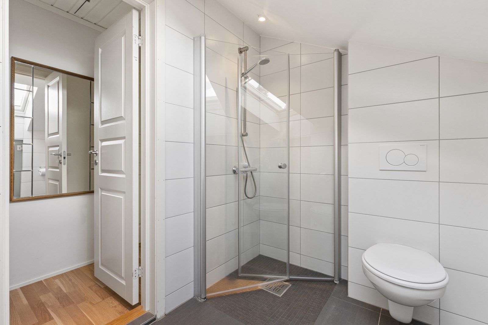 Badet i andre etasje ble oppgradert i 2014 og har flislagte overflater og elektrisk gulvvarme. Galleribilde