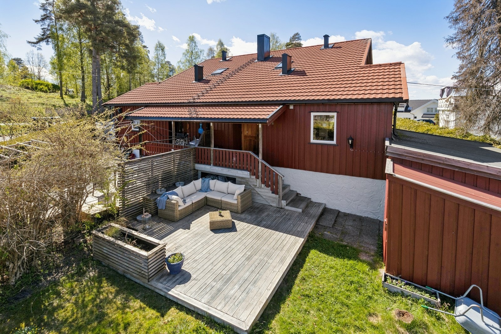 Eiendommen har flere uteplasser, med en samlet terrasse- og plattingareal på hele 73 m². Galleribilde
