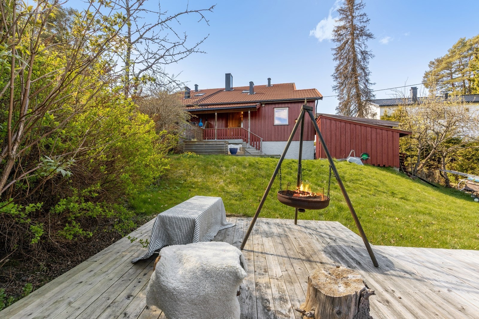 Hagen er pent opparbeidet og gir rom for både lek og avslapning. Galleribilde