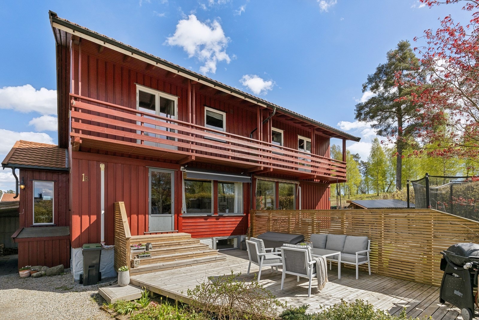 Taket er tekket med Decra takplater og takrenner i aluminium, begge deler fra 2017. Galleribilde