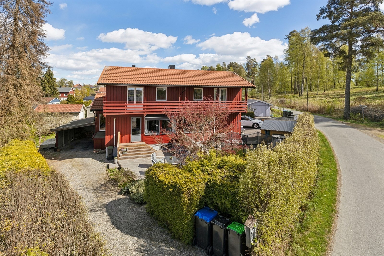 Eiendommen ligger sentralt til i et populært og meget barnevennlig boligområde på Grøstadfeltet. Galleribilde