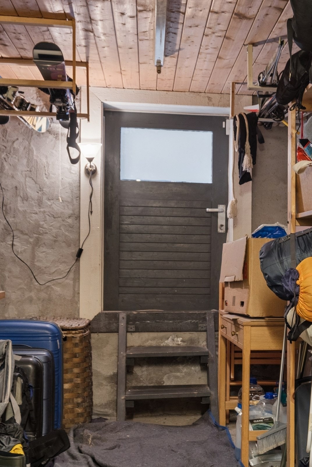 Egen dør inn til kjelleren fra carporten! Boligen har godt med lagringsplass i både kjeller, i tilknytning til carporten og med tilgang fra badet i andre etasje. Galleribilde