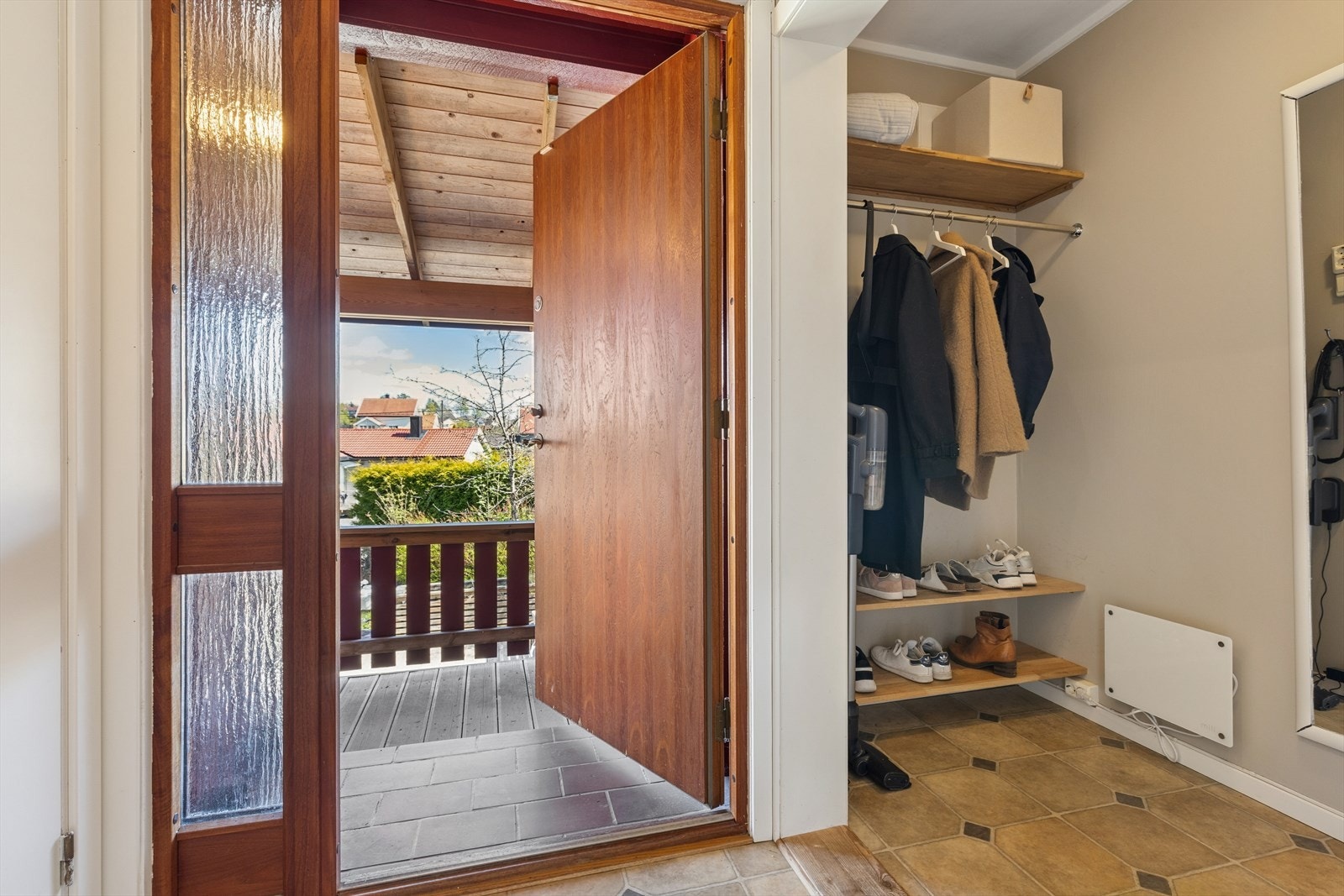 Entréen ønsker velkommen med overbygd inngang og god plass til oppbevaring av yttertøy. Galleribilde