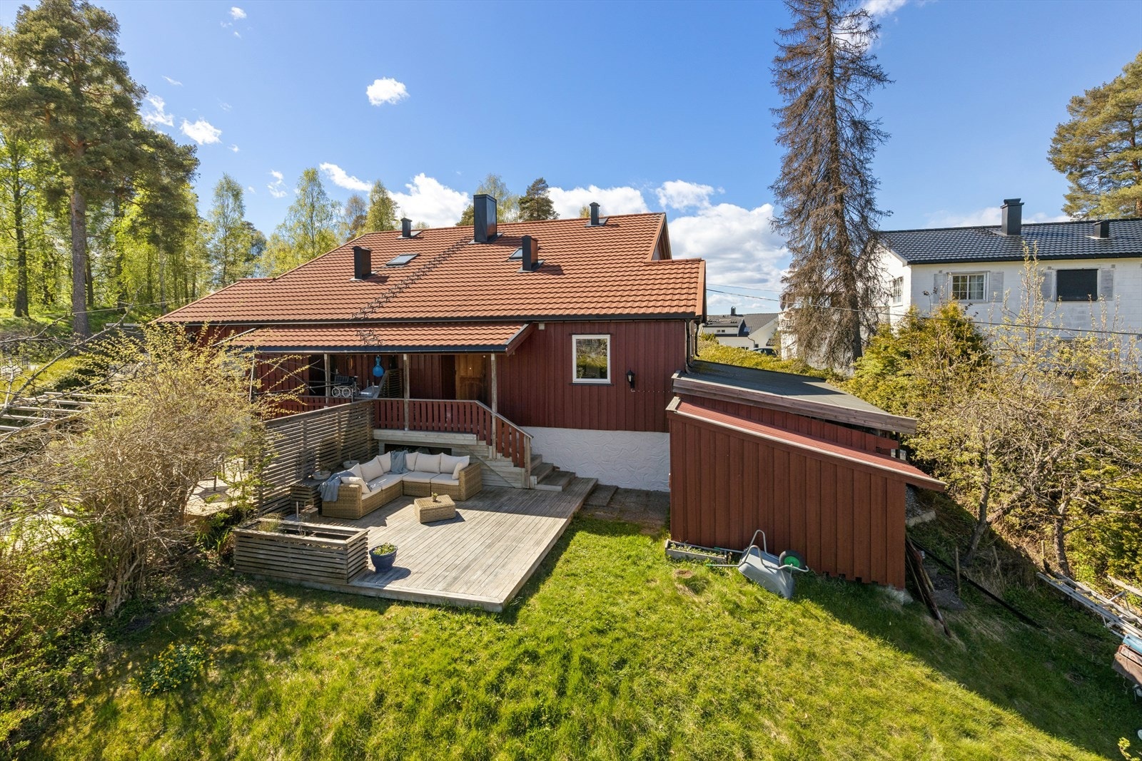 Fjellbakkveien 1B er en innholdsrik halvpart av tomannsbolig over tre plan, fin hage med store uteplasser og sentral beliggenhet i Vestby. Galleribilde