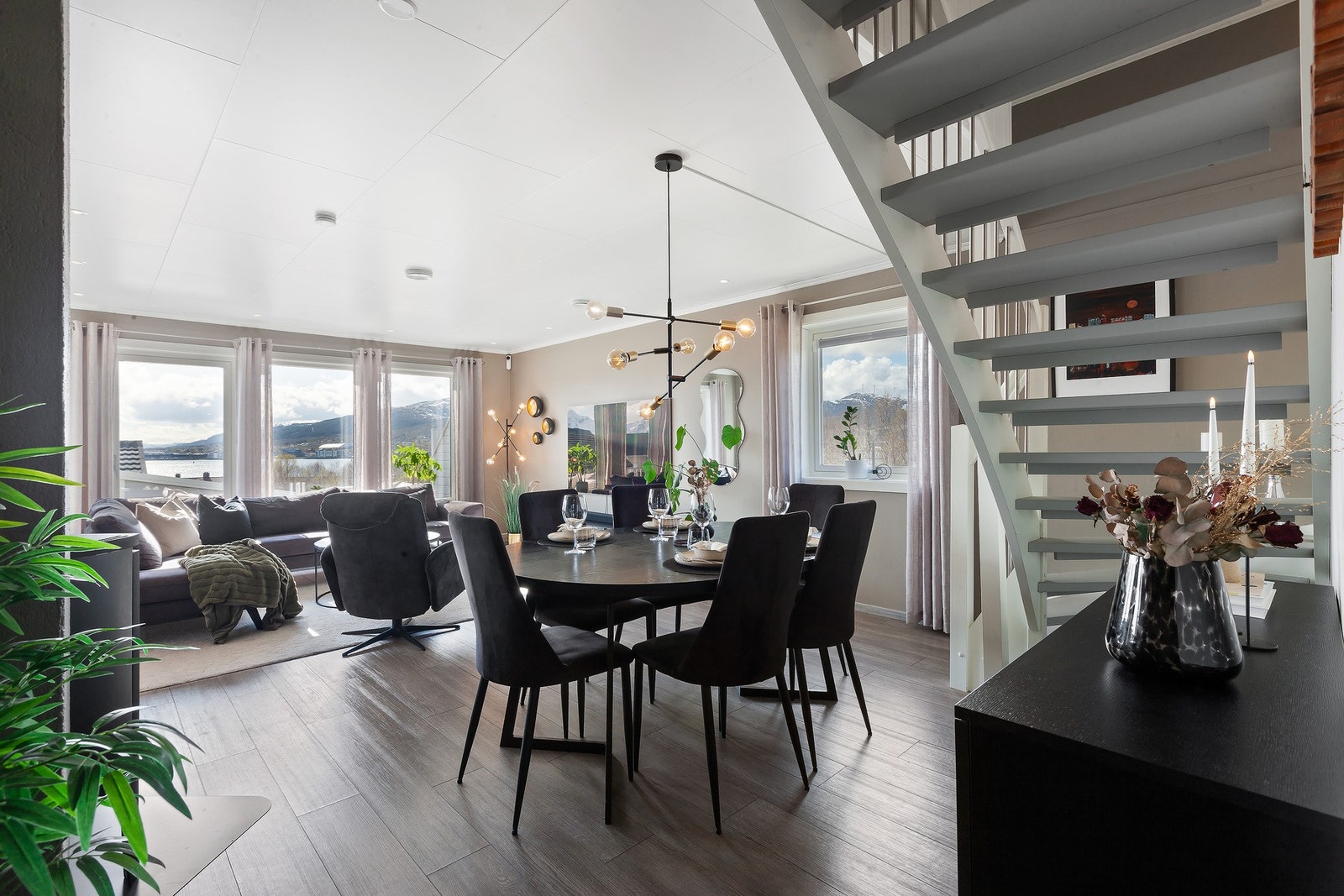 Åpen og innbydende stue med god plass til både sofa- og spisegruppe Galleribilde