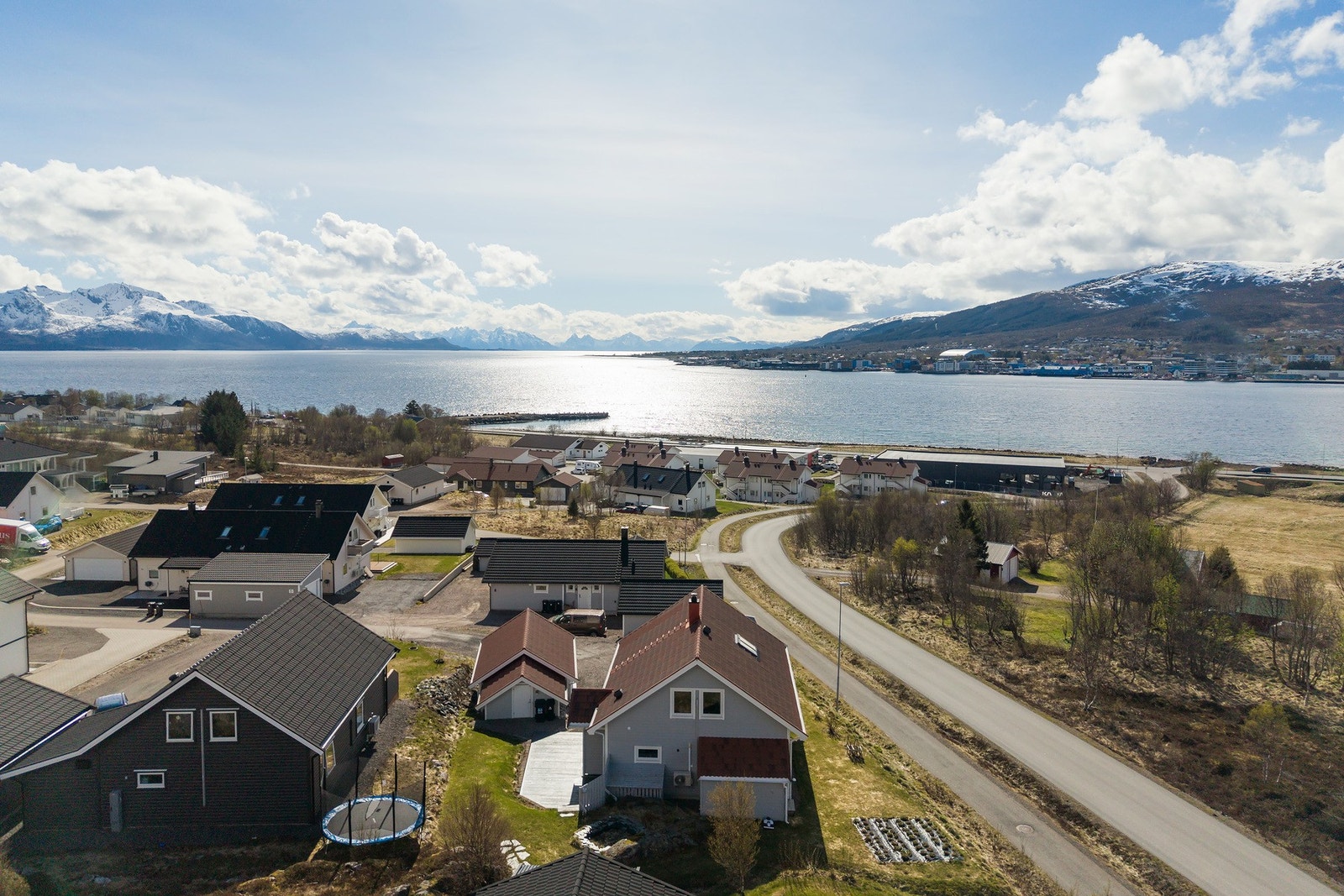 Dronefoto med oversikt over nærområdet og boligens gode plassering Galleribilde
