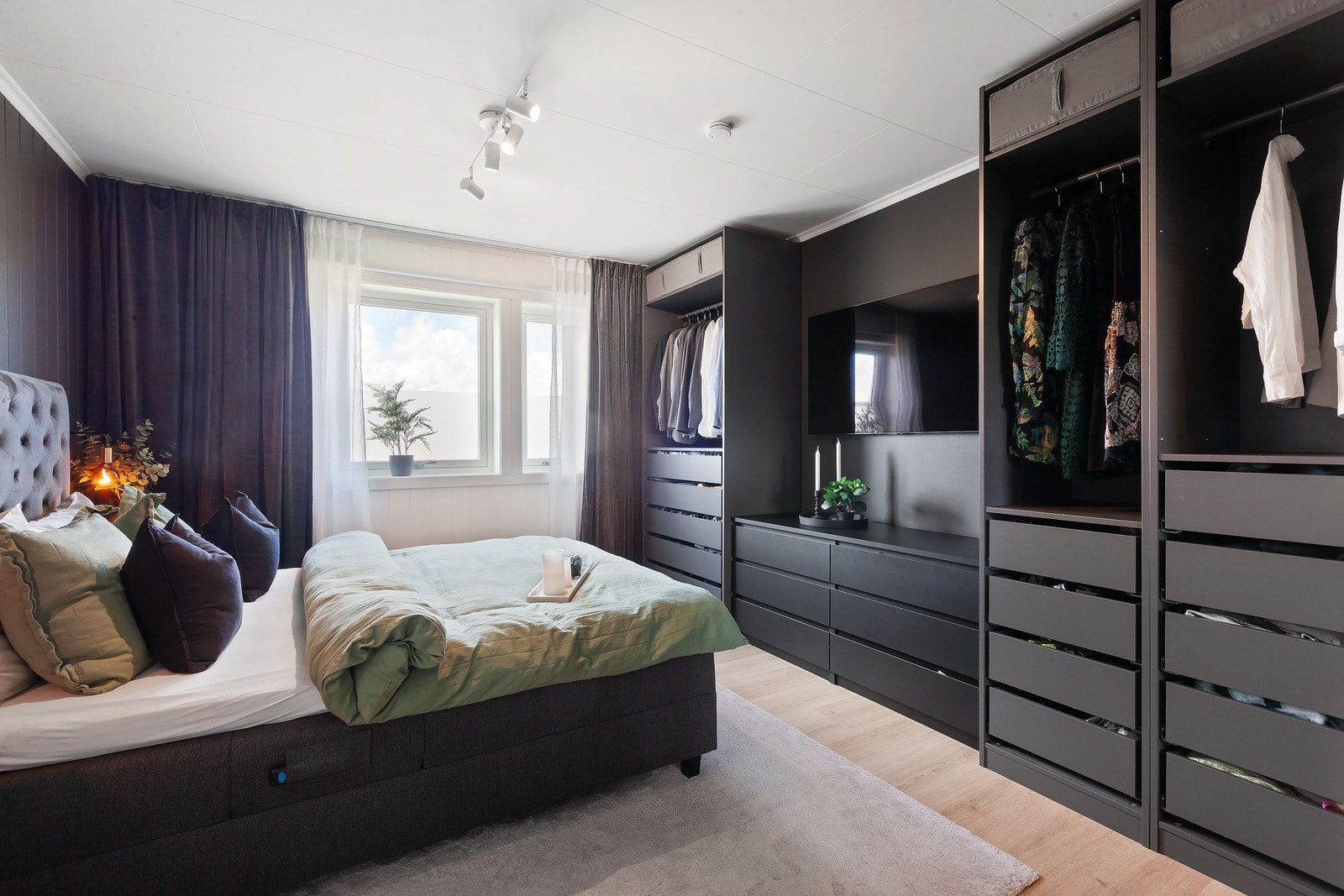 Romslig hovedsoverom med god plass til garderobe Galleribilde