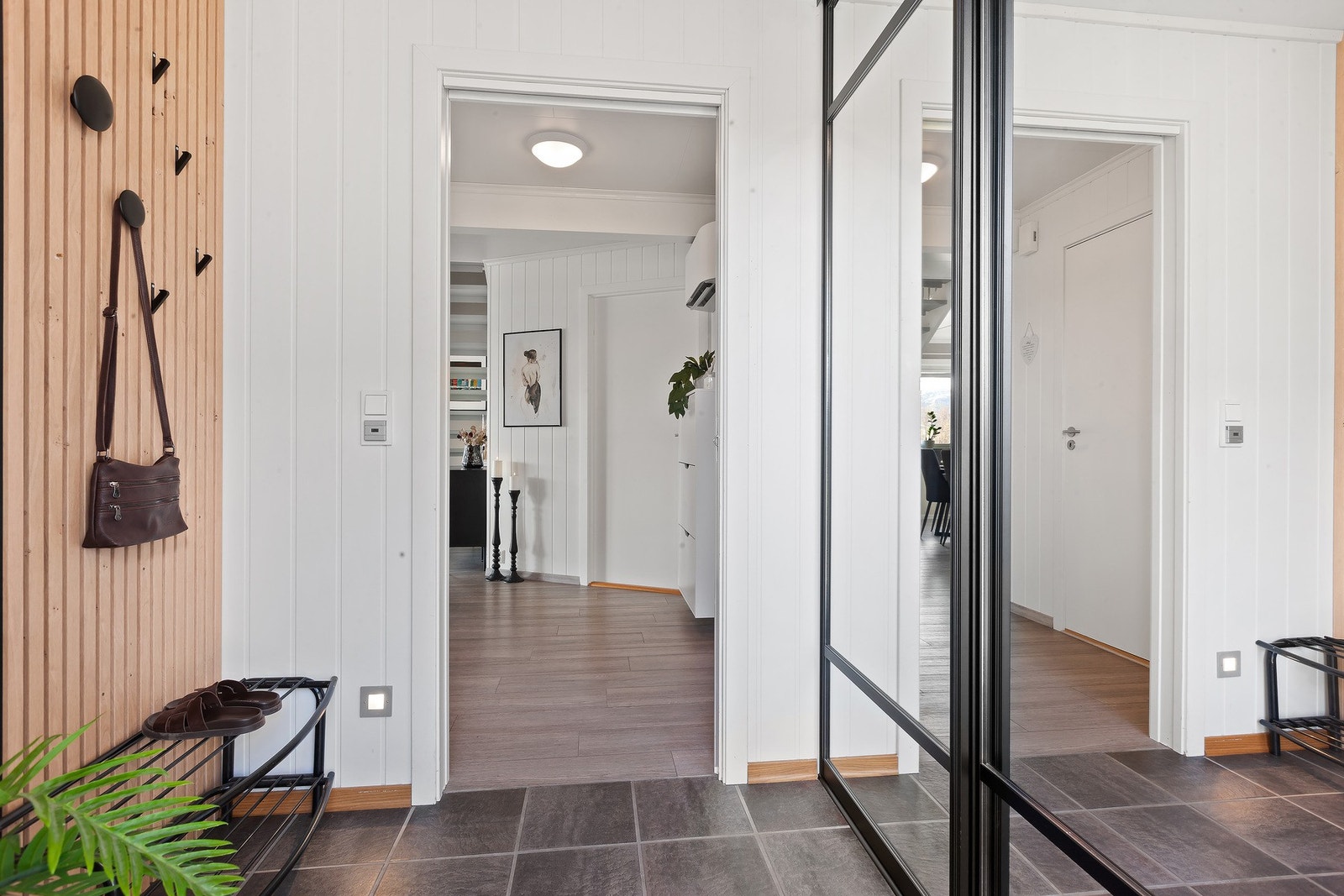 Velkommen inn, romslig entré med god plass til yttertøy Galleribilde