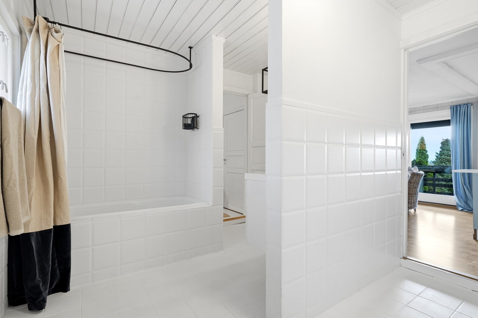 Det er også adkomst til badet fra stuen Galleribilde