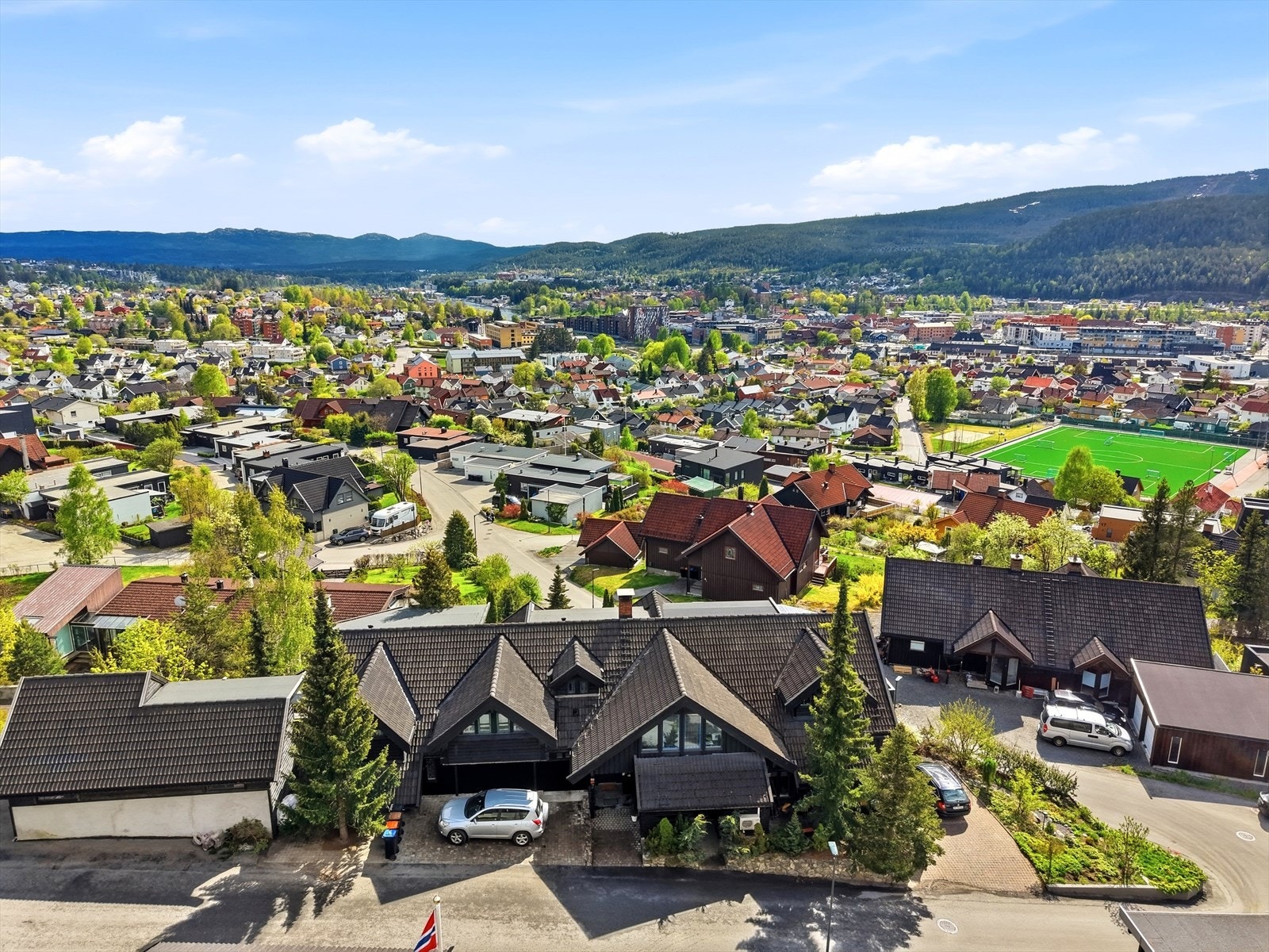 Flott utsikt over byen og omkringligende fjell, her mot Skrim Galleribilde