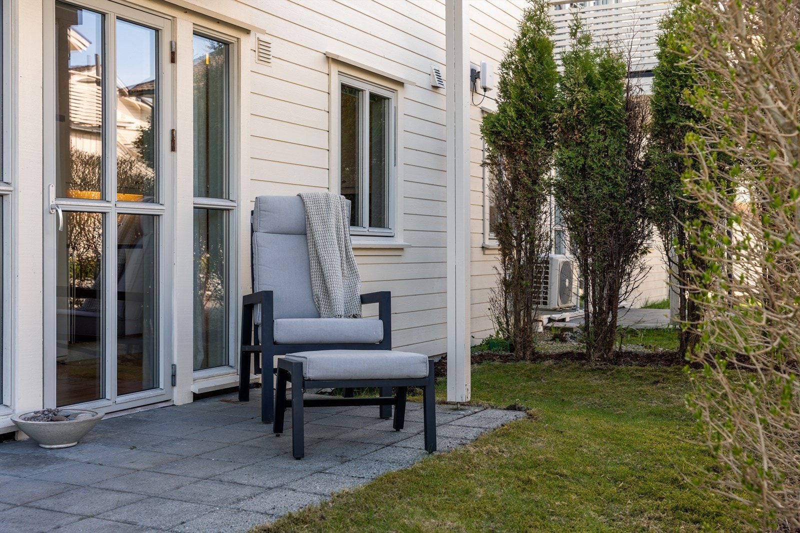 En av to usjenerte uteplasser på bakkeplan, her med platting av betongheller. Galleribilde
