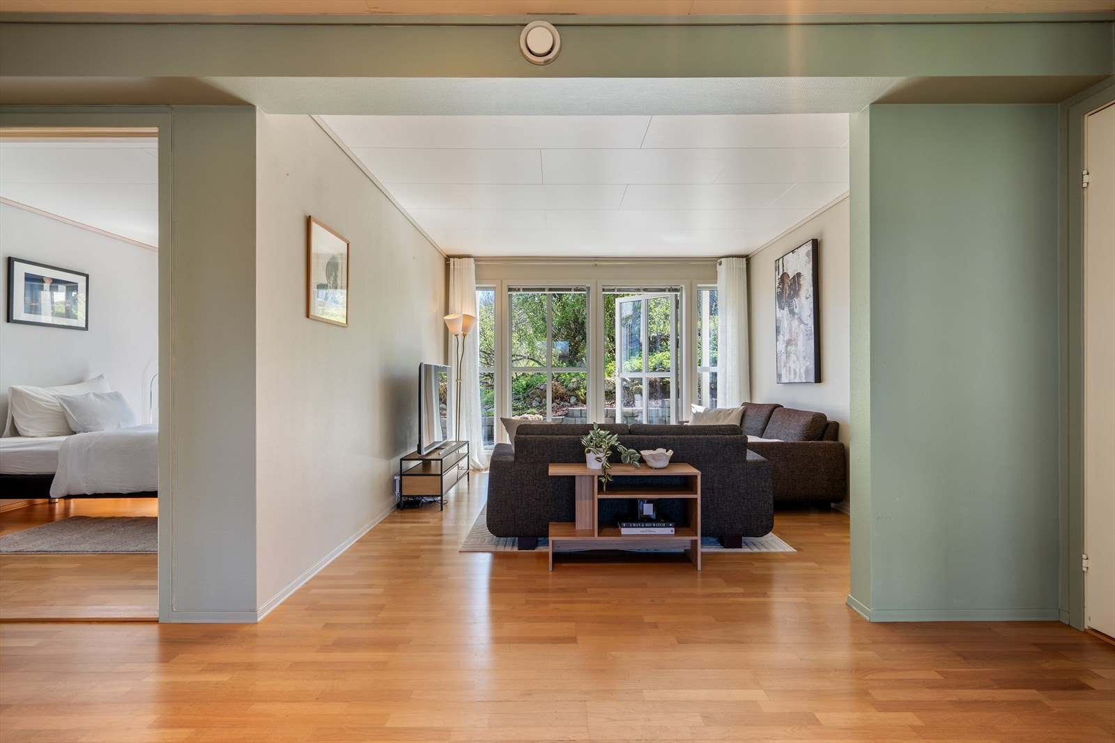 Stuen har god plass til sofagruppe og direkte utgang til hagen. Galleribilde