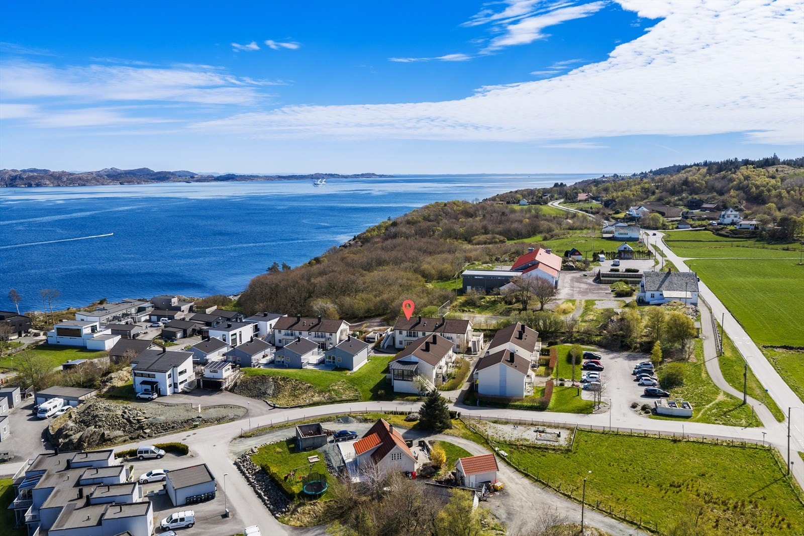 Beliggenheten er rolig og tilbaketrukket, samtidig som det kun er et par minutters kjøring til Kopervik sentrum. Galleribilde