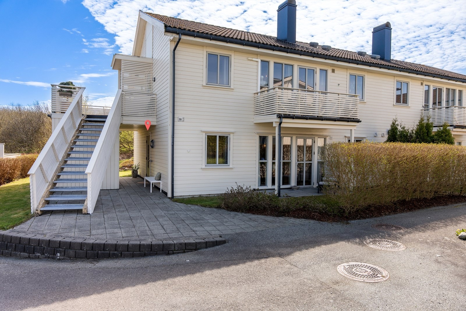 Leiligheten ligger i første etasje med enkel og trappefri adkomst. Velkommen inn! Galleribilde