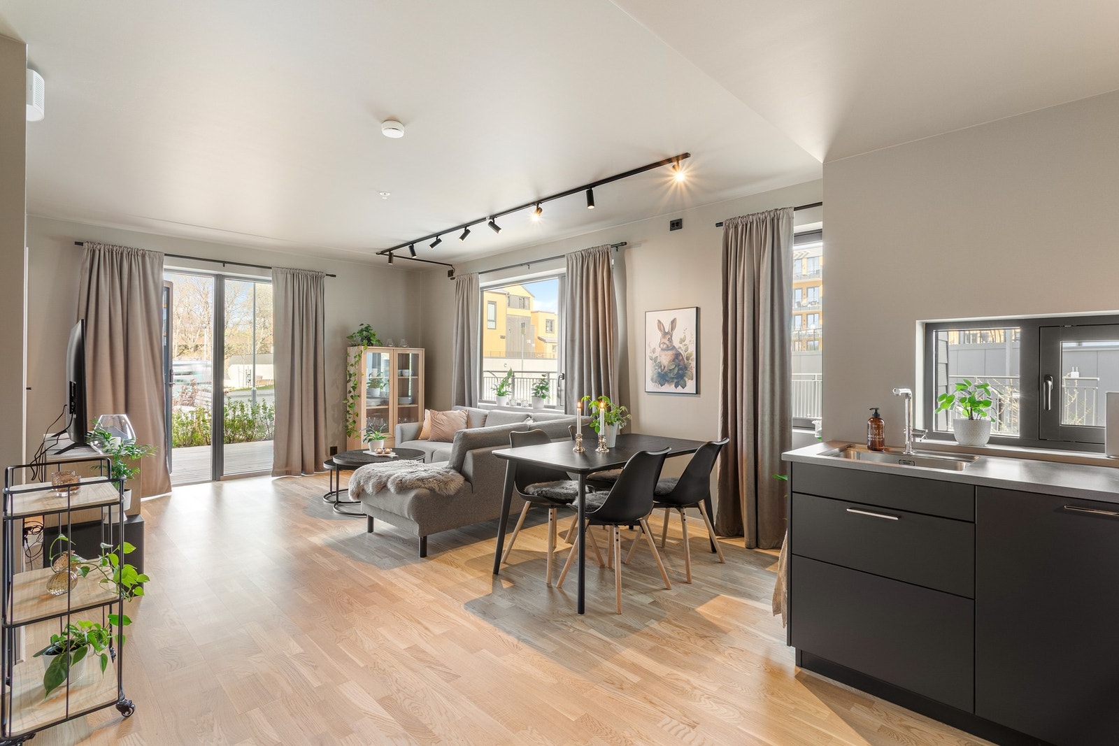 Bygget ble oppført i 2024 og holder en svært god standard, med moderne fasiliteter som fjernvarme og balansert ventilasjon. Med sin beliggenhet på enden får du rikelig lysinnslipp fra flere himmelretninger. Galleribilde