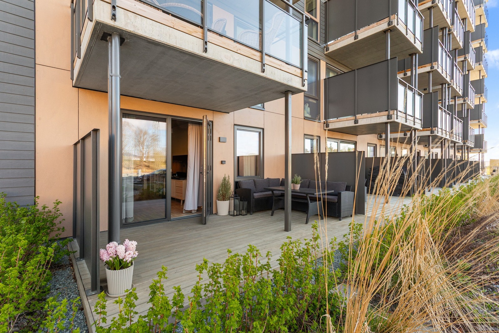 Balkongen er perfekt til å samle venner og familie under sommerhalvåret. Galleribilde