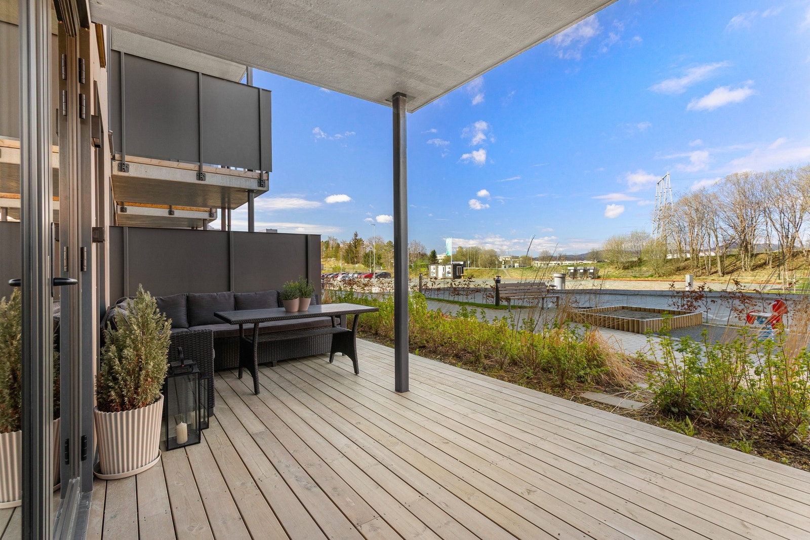 Fra stuen har du adkomst til boligens romslige terrasse som måler 17 kvm, og har god plass til utemøblement. Galleribilde