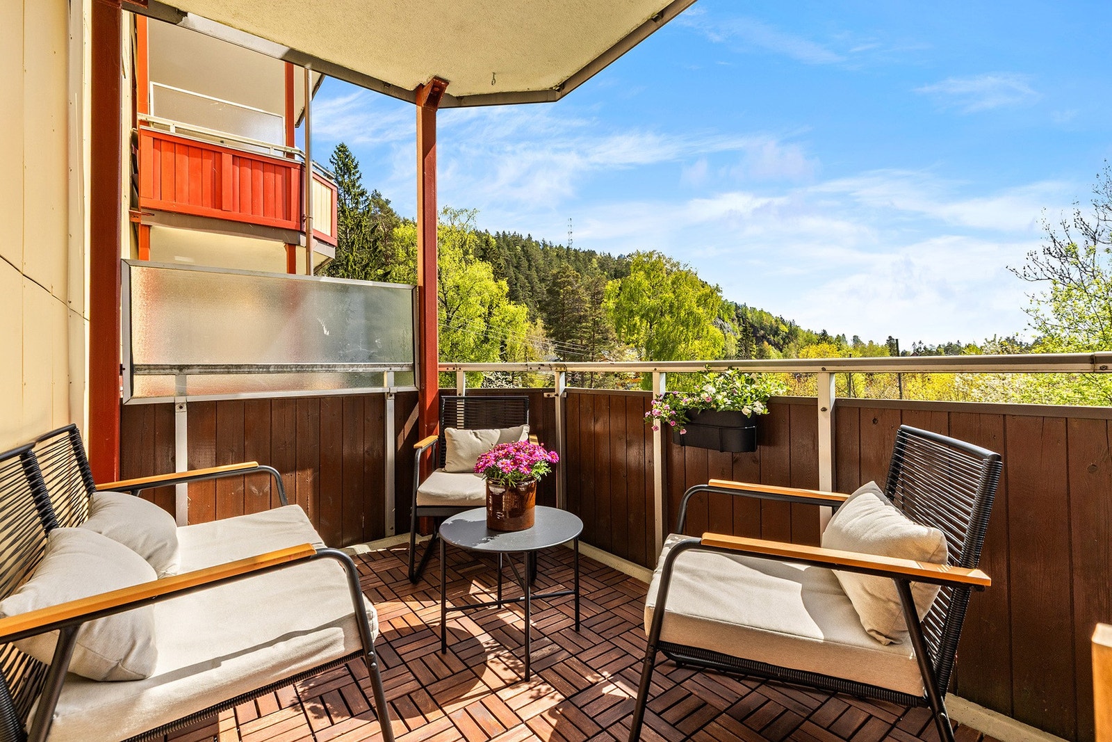 Her er det plass til både sittegruppe og grill, her kan sommerdagene nytes! Galleribilde