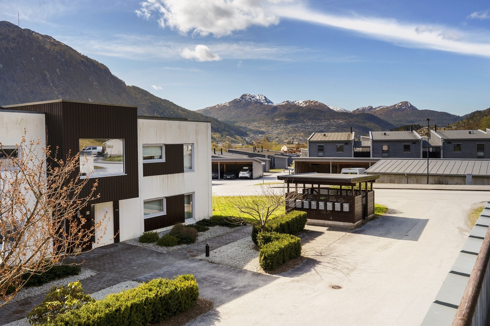 Her er det kort gange frå parkering til eiga inngangsdør i 1.etasje. Galleribilde