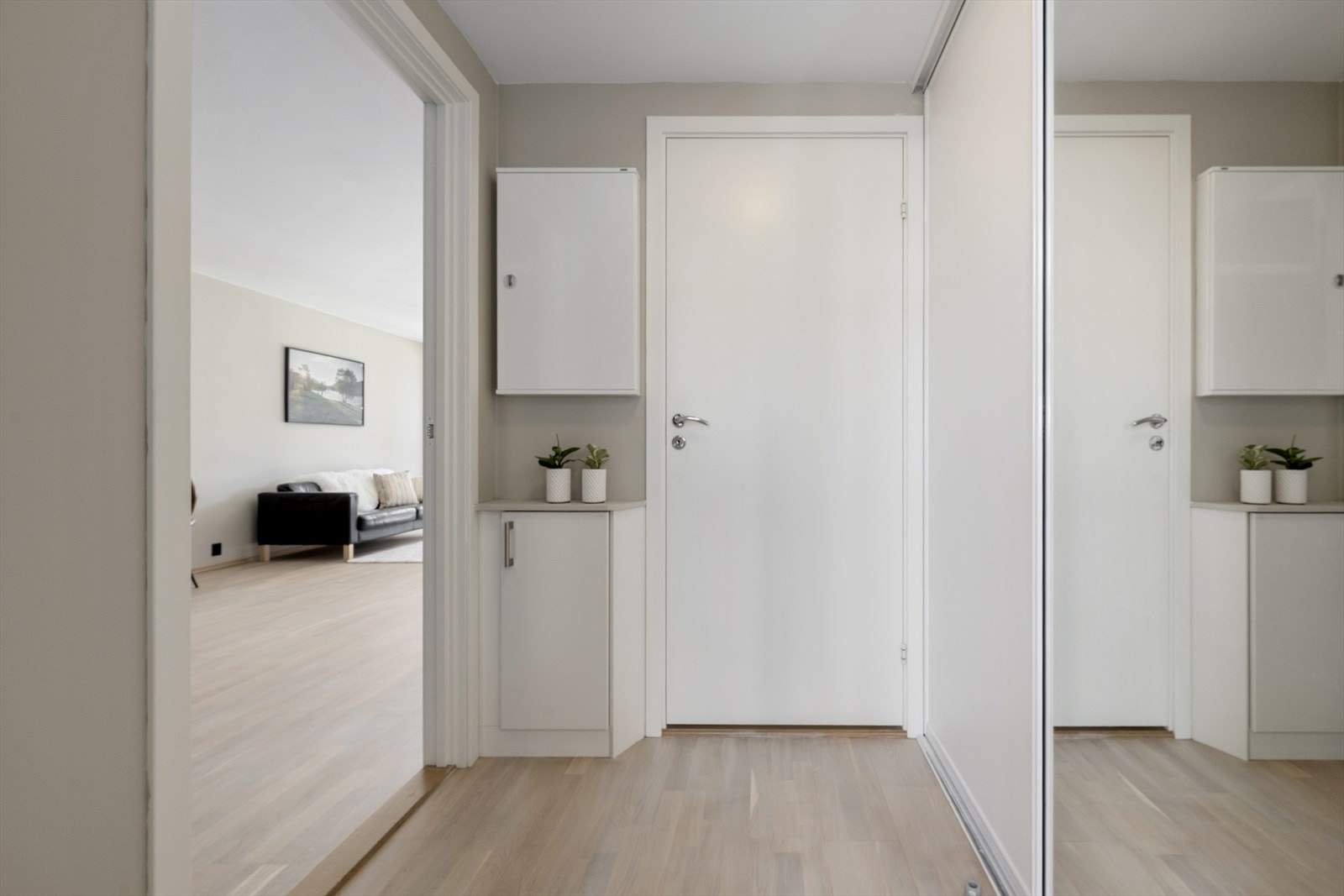 Romsleg entré med skyvedørsgarderobe som gir gode oppbevaringsmoglegheiter. Galleribilde