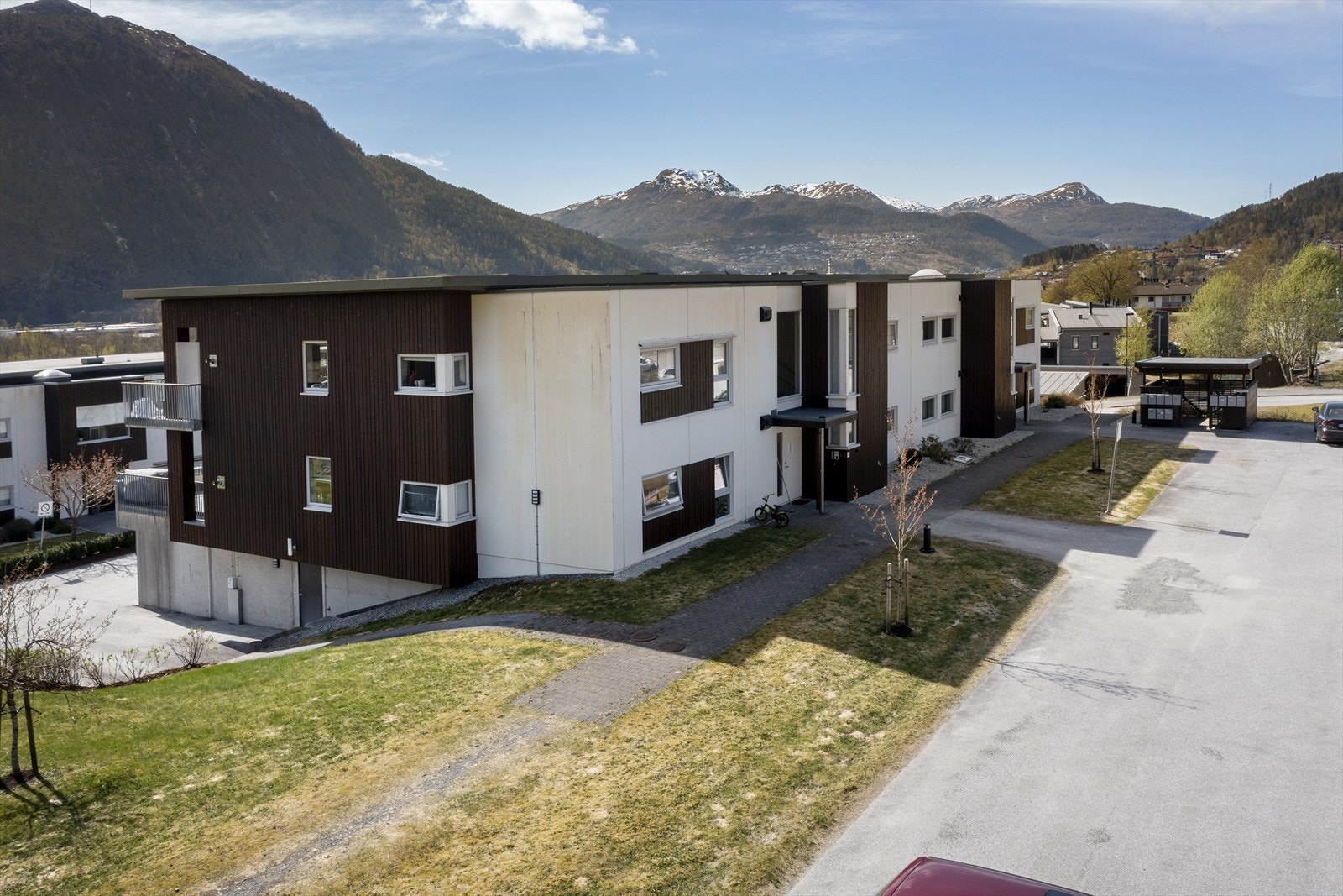 Bygget er frå 2010 og er ein del av eit sameige med 85 seksjonar fordelt på 7 bygningar. Galleribilde