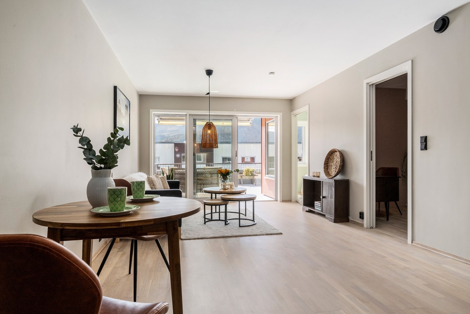 Stova er fint måla i tidsriktie fargar med listefri overgang mellom veggar og himling. Galleribilde