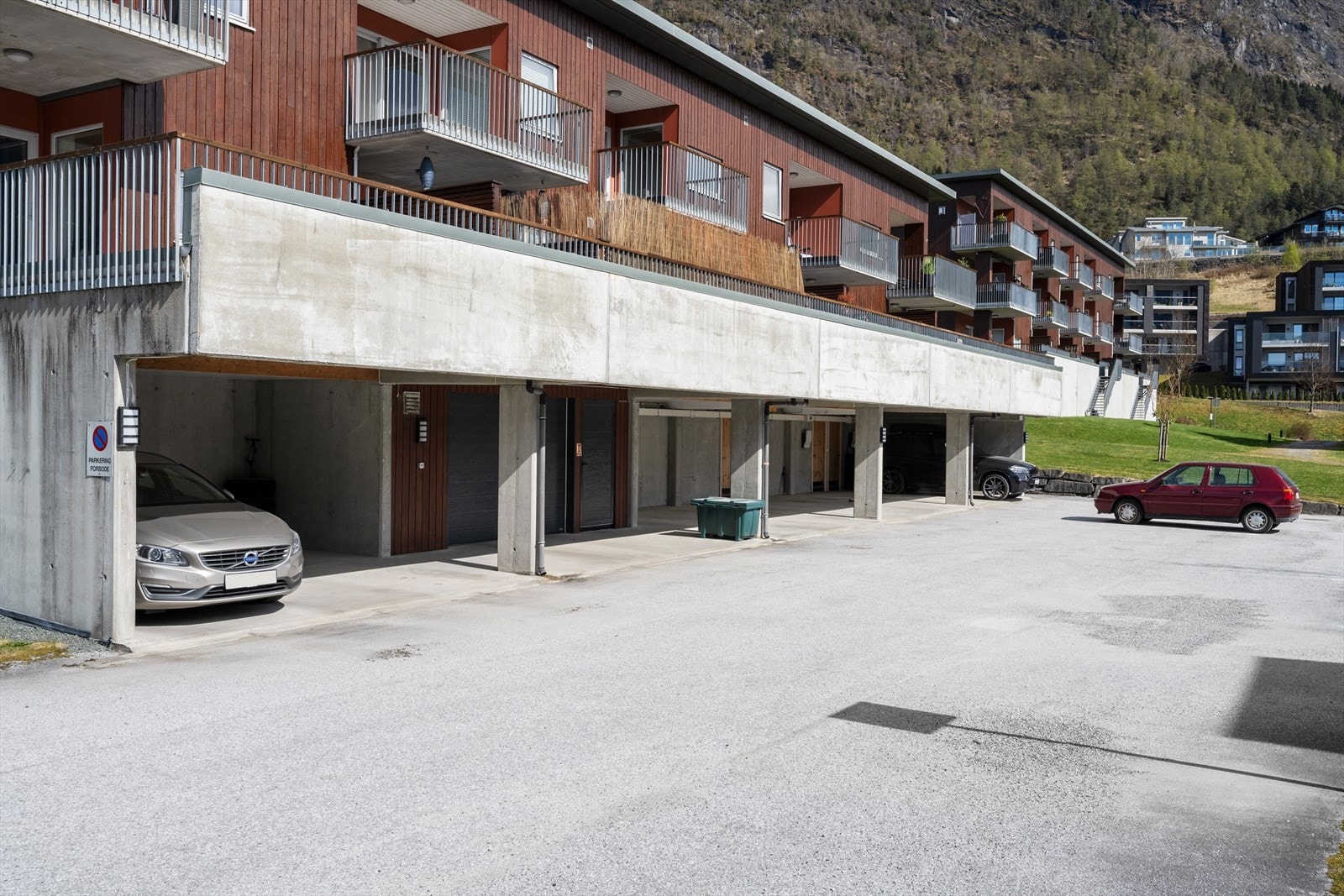 Til leilegheita høyrer det med fast plass i carportrekke med ladar for elbil. Galleribilde