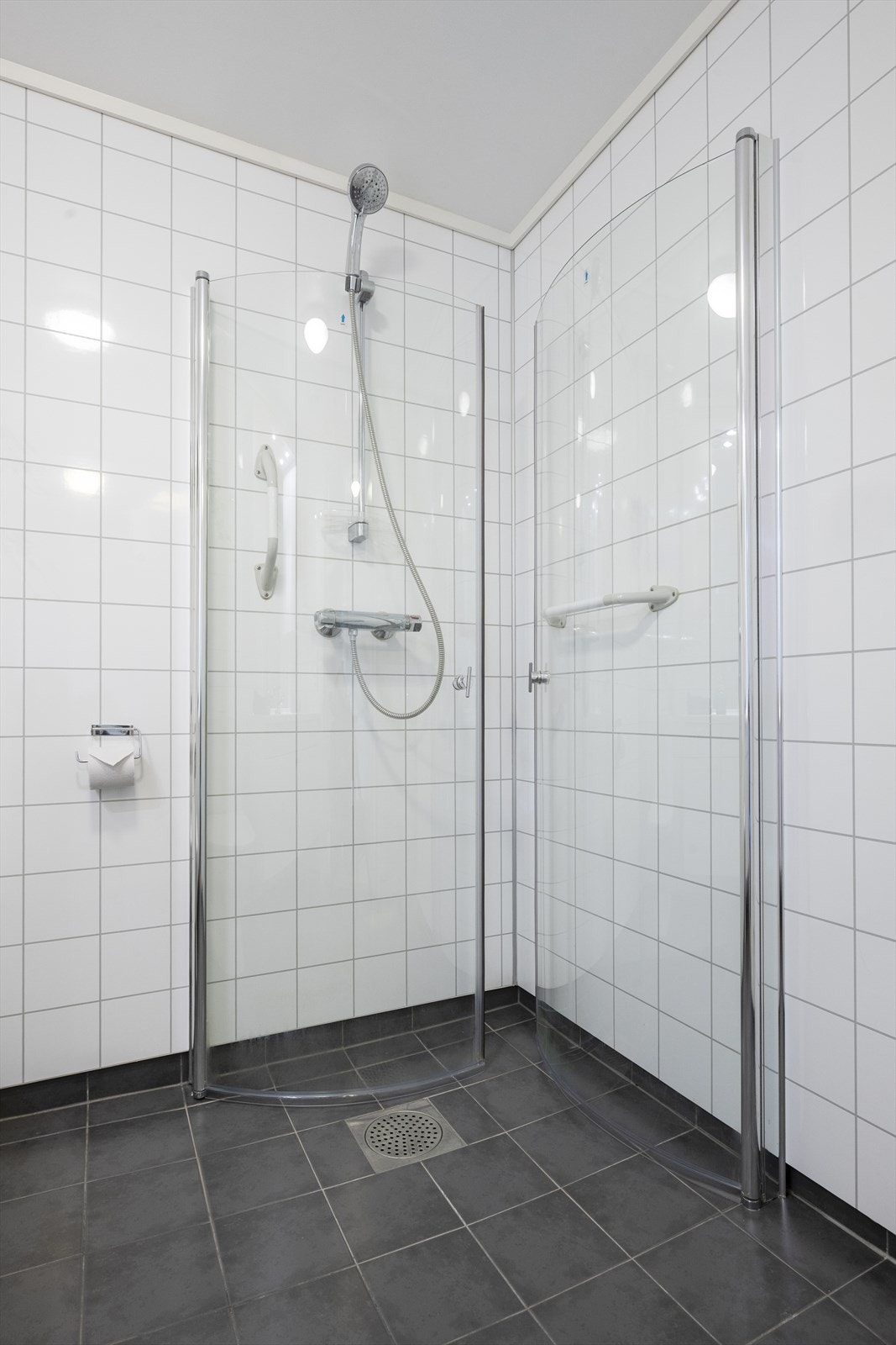 Dusjnisje med praktiske, bua glasdører. Galleribilde