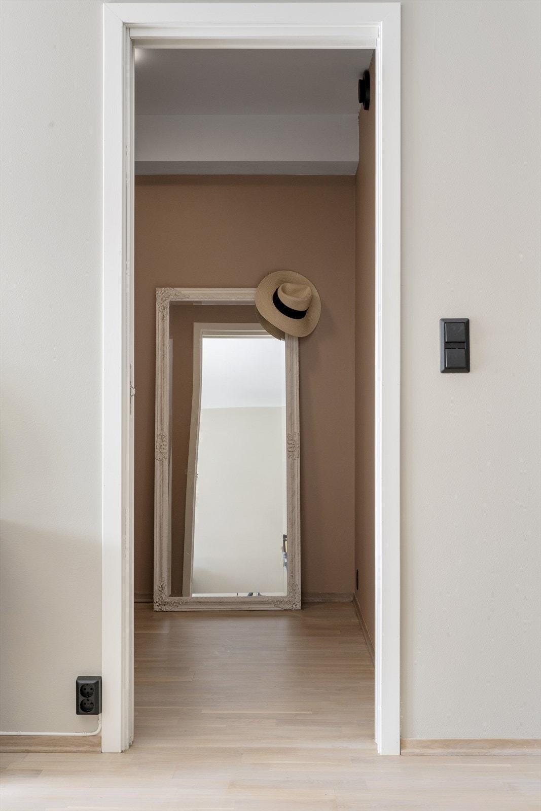 Innreidd rom som i dag er nytta som kontor og garderobe. Galleribilde