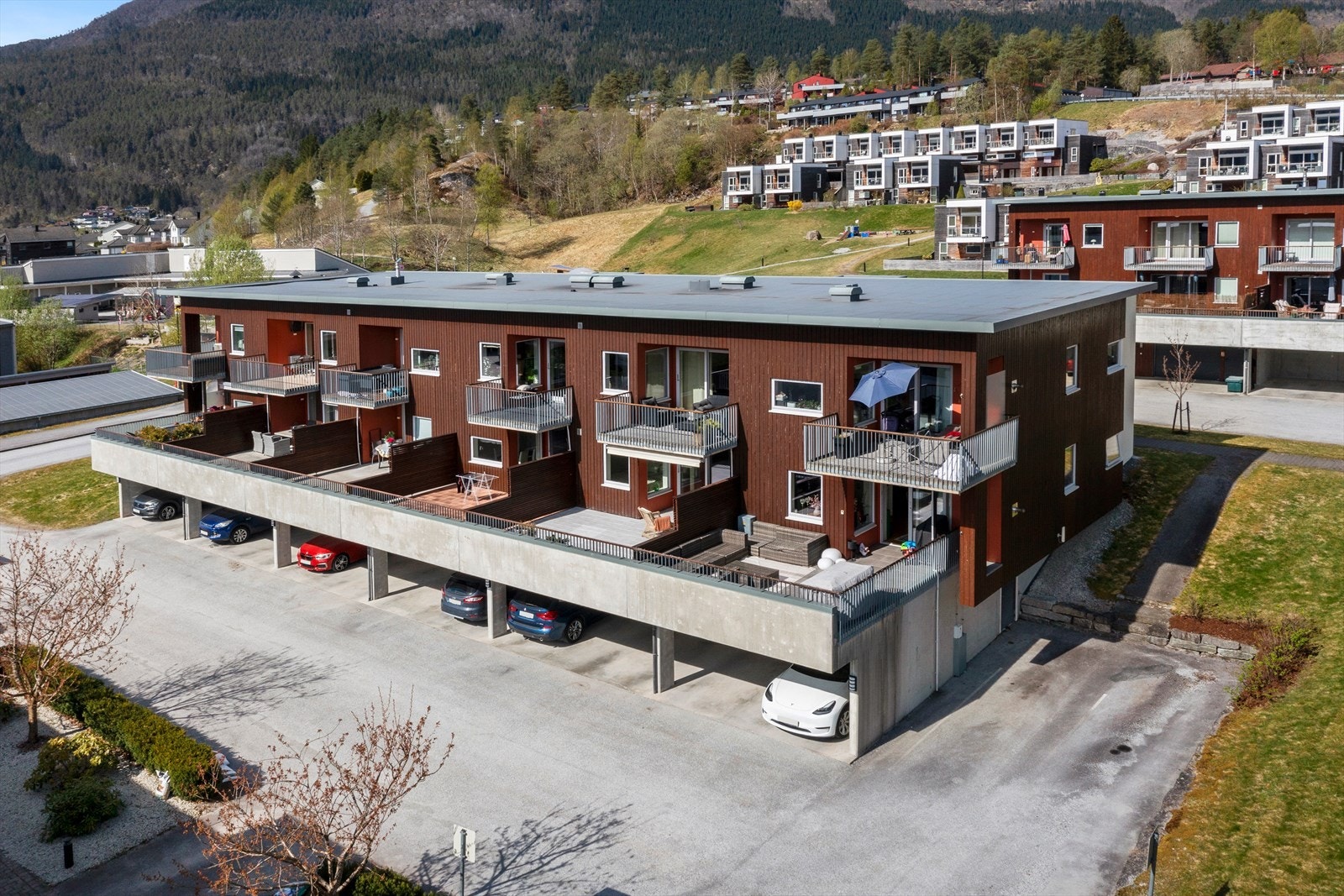 Leilegheita disponerer også ei bod på ca. 5 m² ved carportanlegget. Galleribilde
