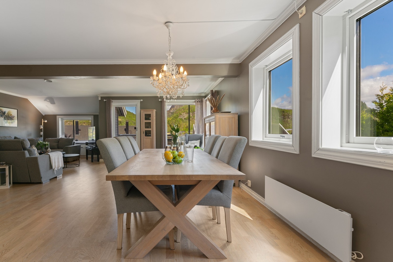 I stuen finner du en romslig spiseplass med god plass til hele familien - perfekt for både hverdagsmåltider og hyggelige sammenkomster Galleribilde