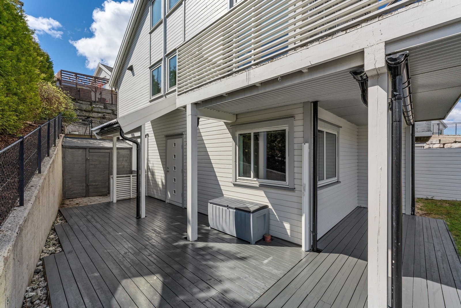 Den flotte uteplassen har rikelig med plass til både sittegrupper, solsenger og sosiale soner - ideelt for avslappende sommerdager i solen Galleribilde