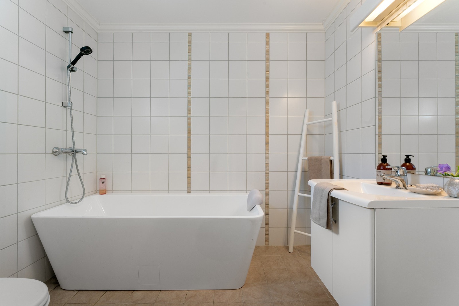 Pent helfliset bad i 1. etasje Galleribilde