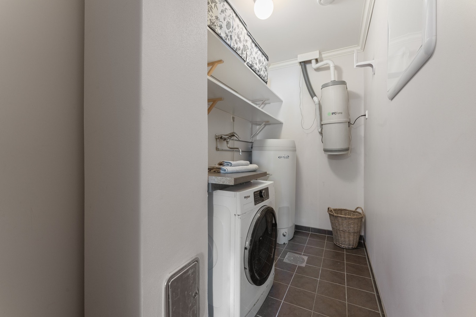 Praktisk vaskerom like ved badet Galleribilde