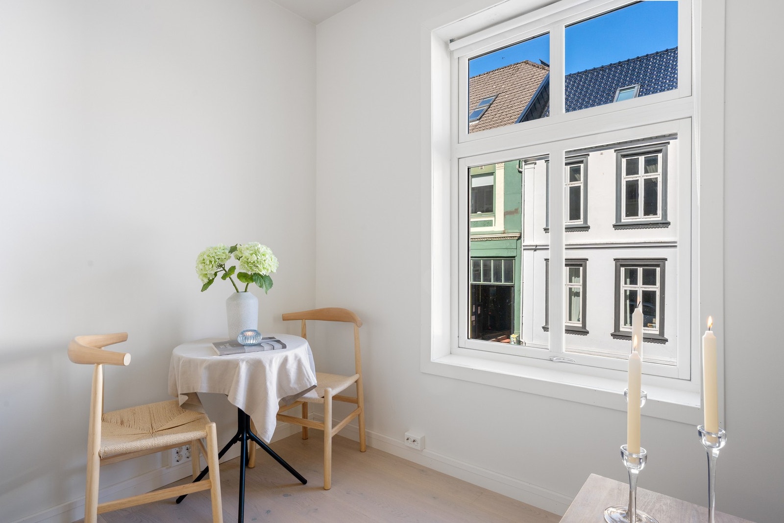 - Det store vinduet sørger for godt lysinnslipp, og de lyse overflatene bidrar til en luftig og behagelig atmosfære - Galleribilde