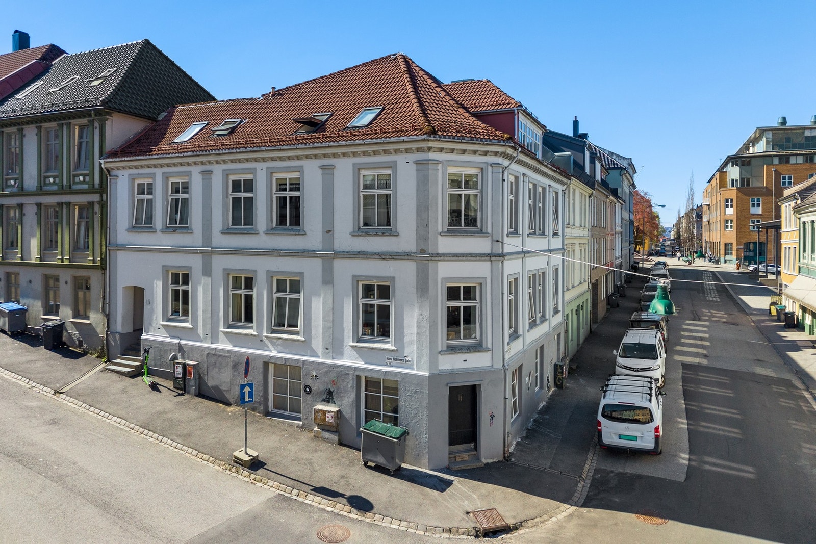 - Beliggenheten er sentral og attraktiv i Bergen sentrum, med kort gangavstand til dagligvarebutikker, kafeer, restauranter, kollektivtransport og studiesteder - Galleribilde