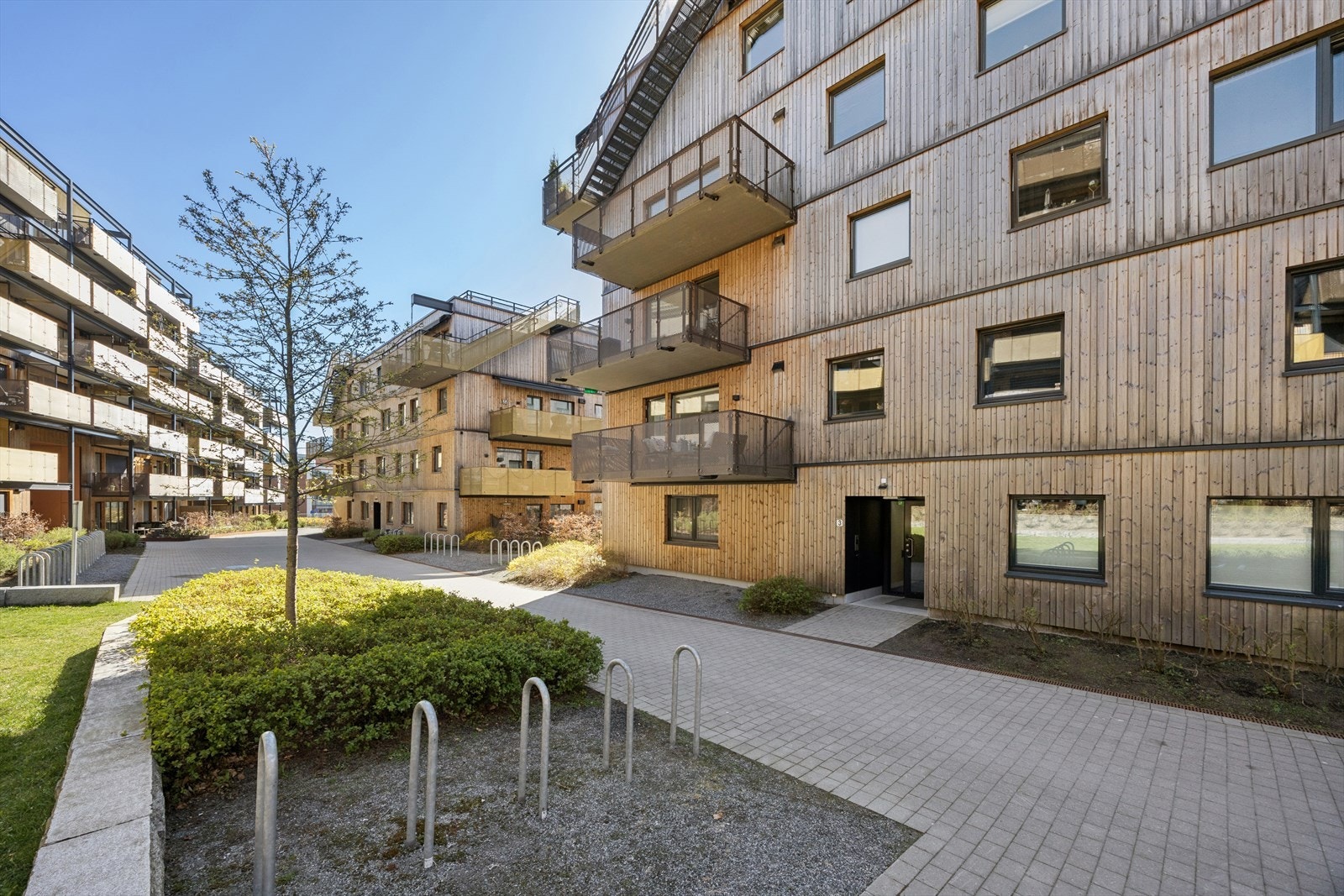 Nordvestvendt fasade med inngangsparti og balkong. Galleribilde