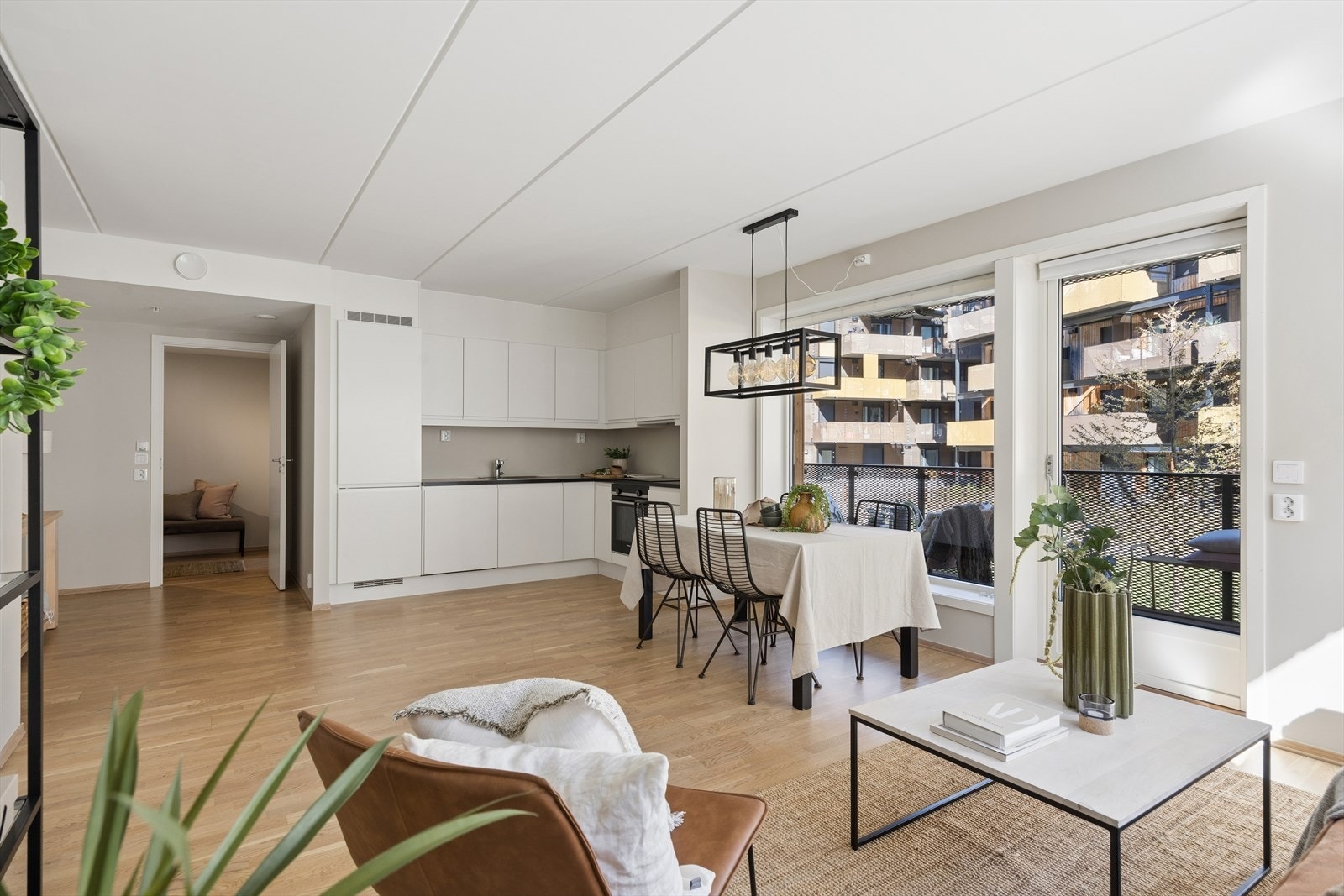Leiligheten har etterspurte kvaliteter som bl.a. heis, balkong, garasjeplass m/el-lader, felles takterrasse og gåavstand til "alt". Galleribilde