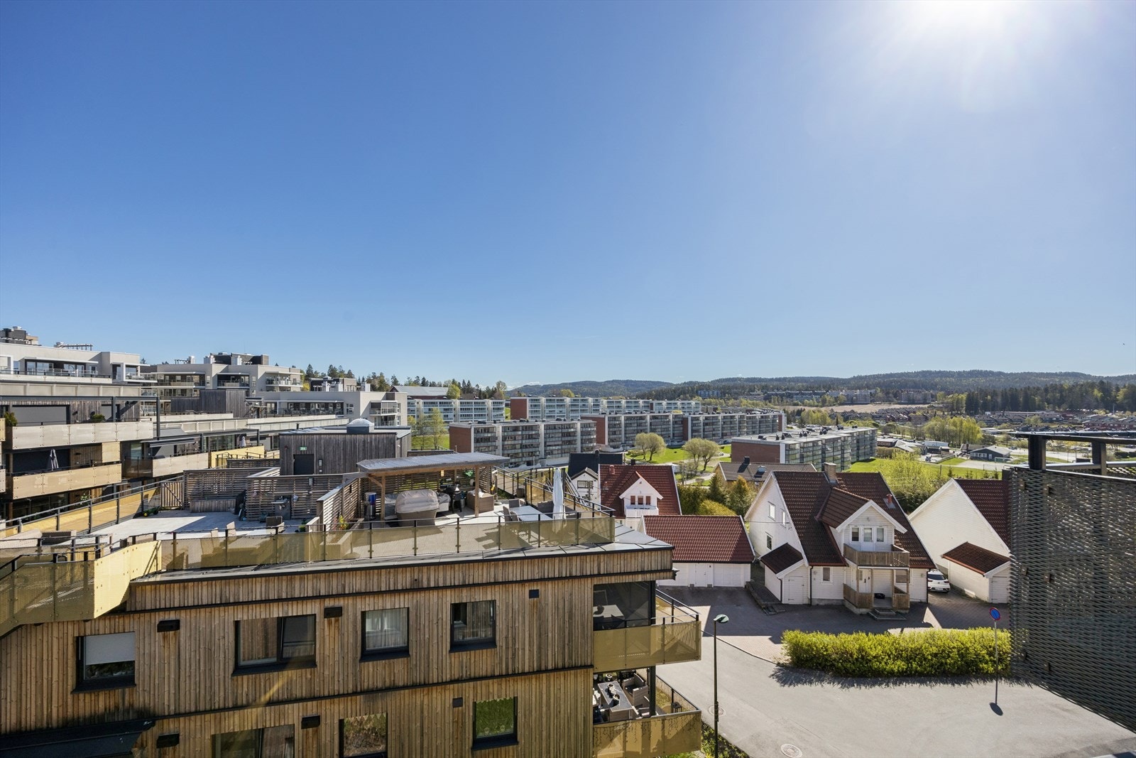 Takterrasse med svært gode sol- og utsiktsforhold. Galleribilde