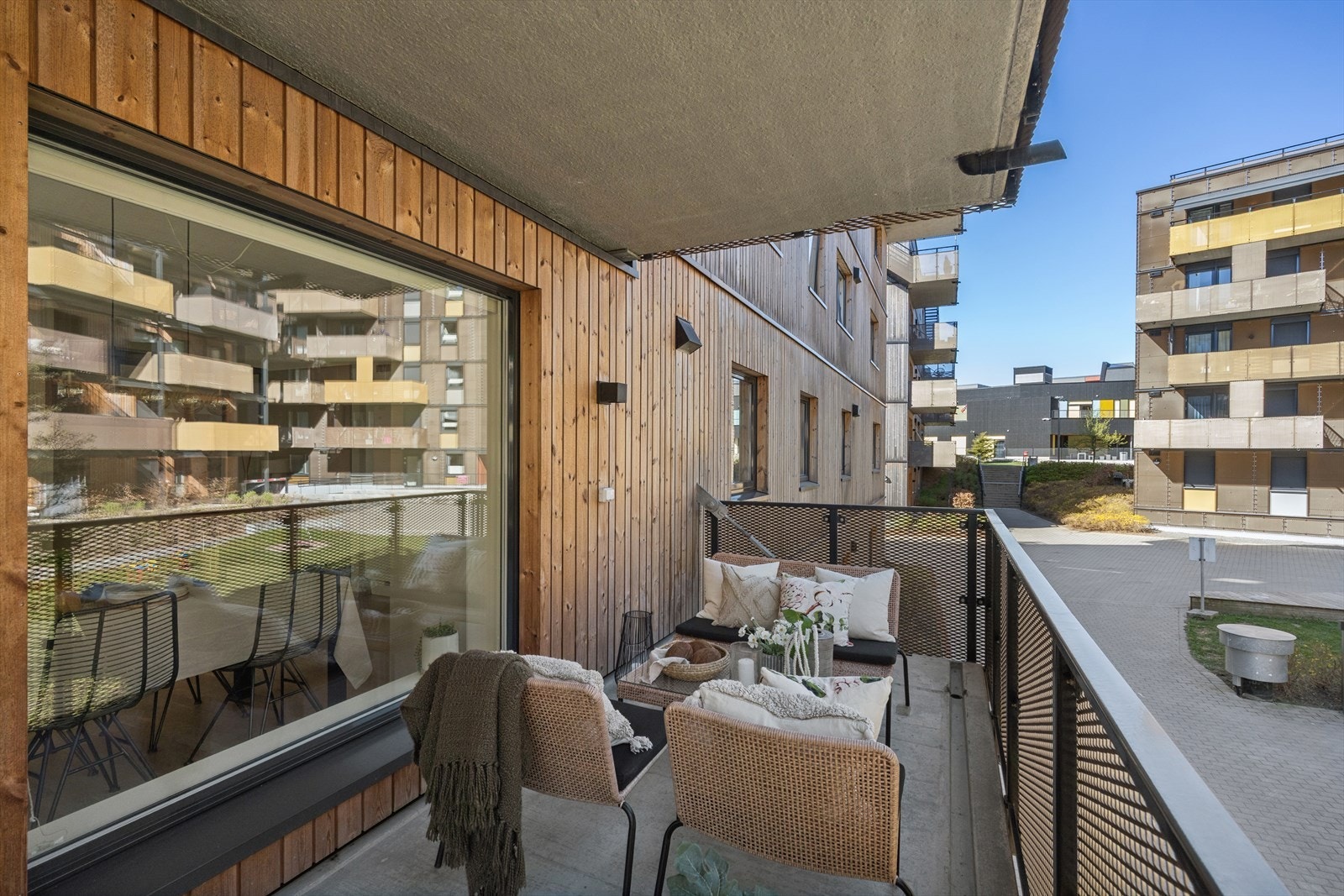 Det er dels overbygd balkong på litt over 11 m² utenfor stue/spisestue. Balkongen har støpt gulv, strekkmetall rekkverk, utelys og dobbel stikkontakt. Galleribilde