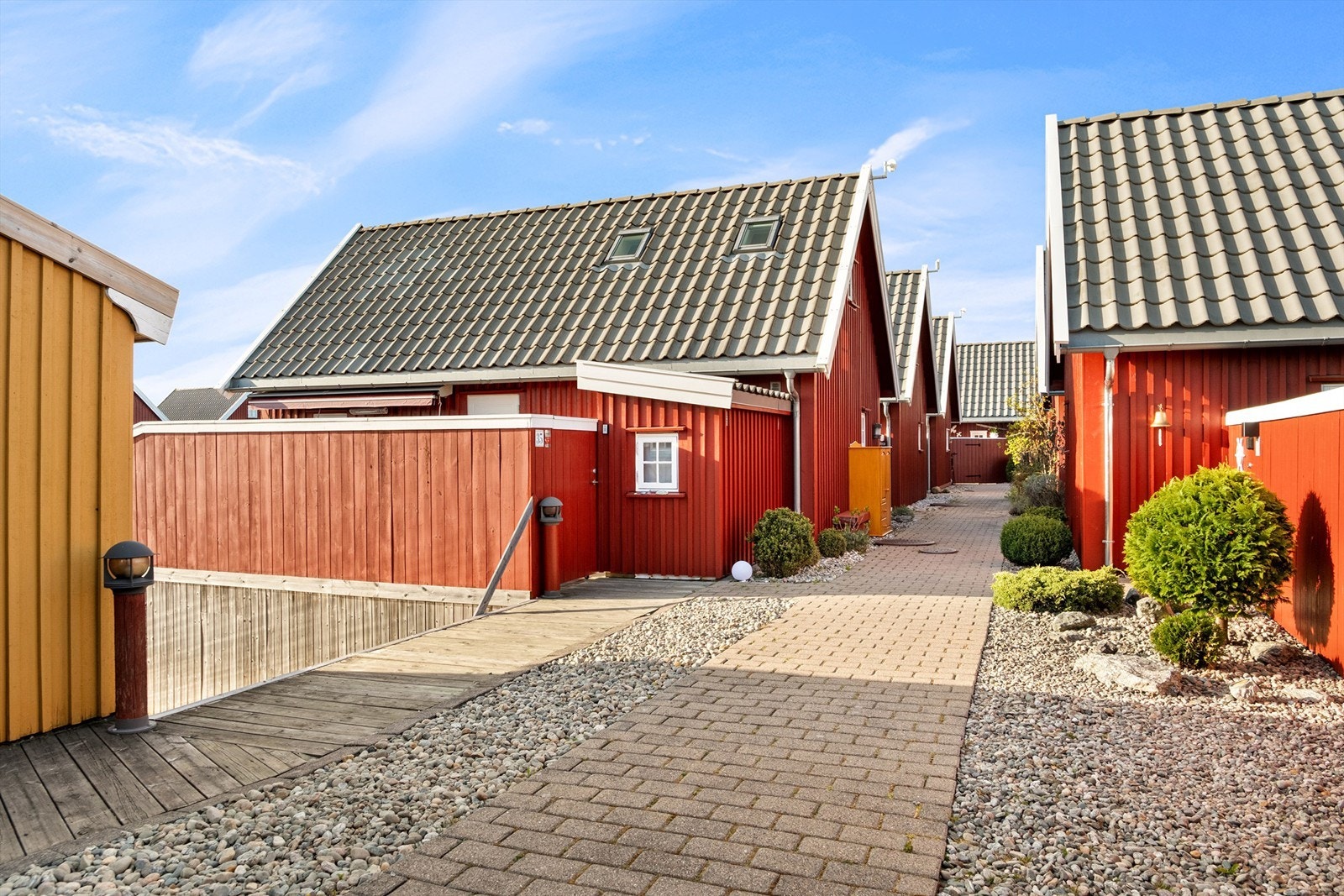 Blant sjøbodene råder en intim og maritim atmosfære. Her er det ingen biltrafikk. Galleribilde