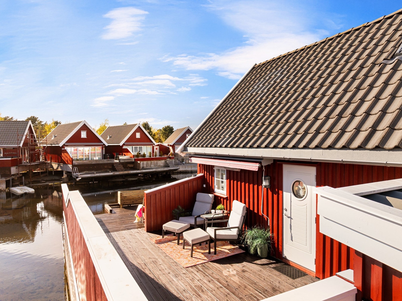 Kroken foran inngangspartiet er usjenert og sommerstid solfylt fra tidlig morgen. Galleribilde