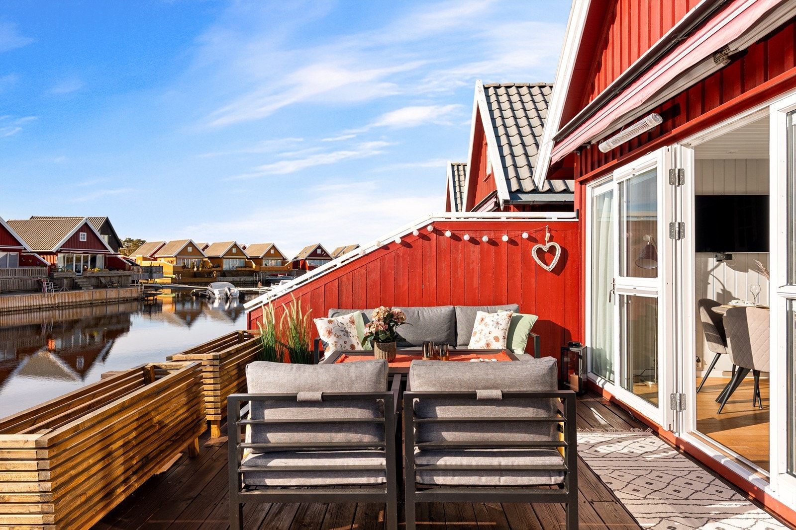 Markise og varmelamper høyner komfortgraden på terrassen. Levegger av god høyde ivaretar privatlivet. Galleribilde