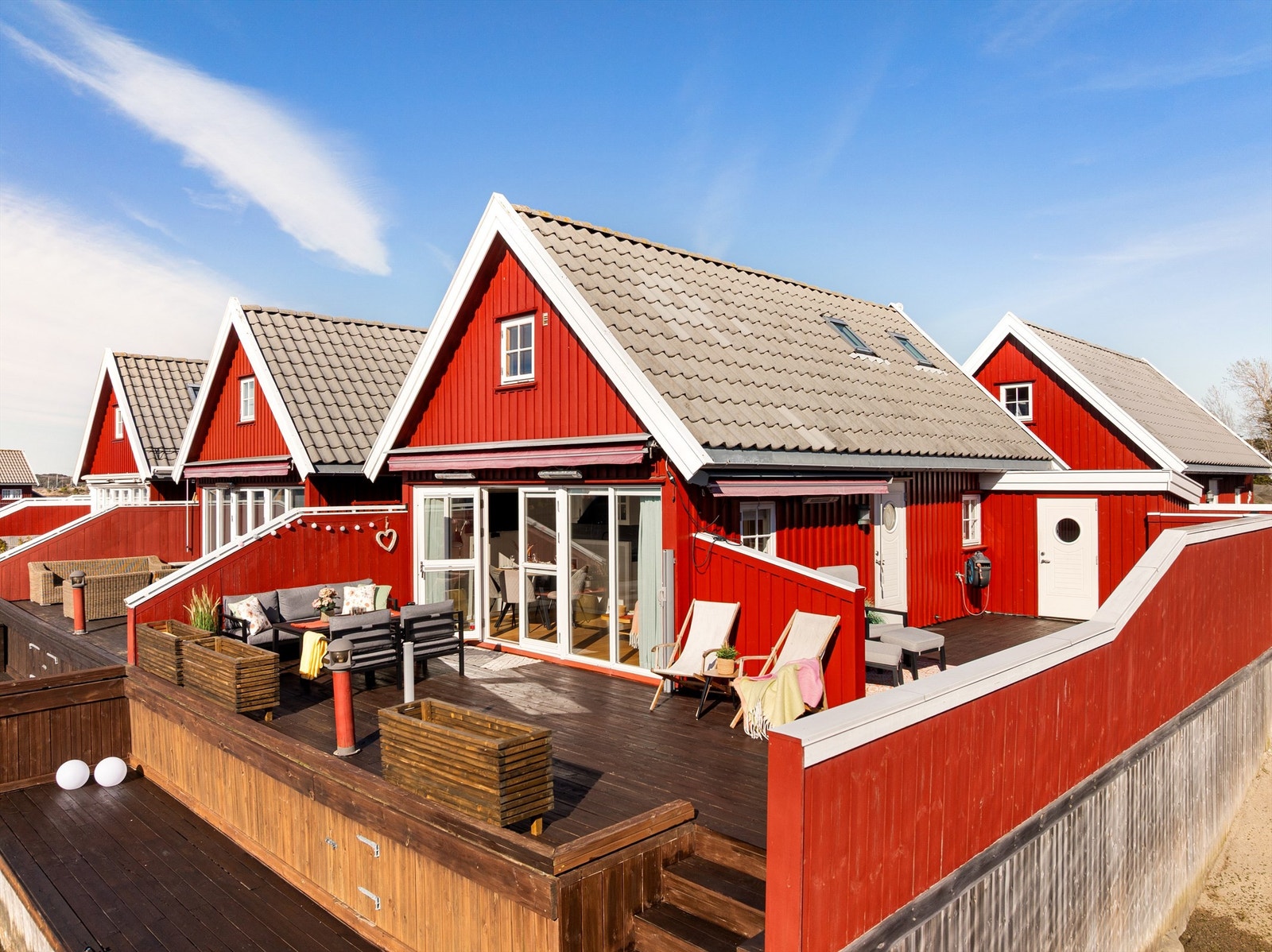 Internt i sameiet har denne sjøboden en spesielt fordelaktig beliggenhet - uten tilstøtende bebyggelse i sør. Fotograf; Kristoffer Kristiansen. Galleribilde