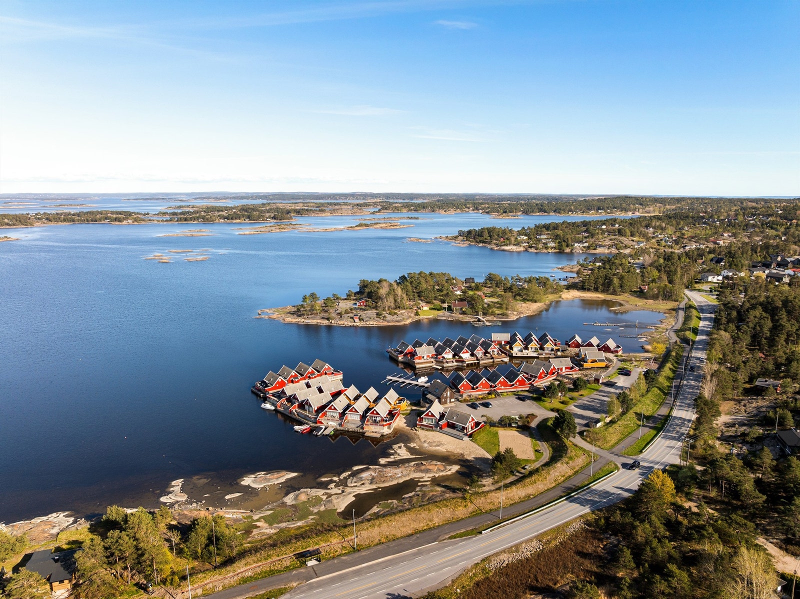 Ekspressbuss mellom Skjærhalden og Oslo stopper ved Økholmen. Bussen har flere daglige avganger i begge retninger og kjører innom Fredrikstad sentrum. Galleribilde