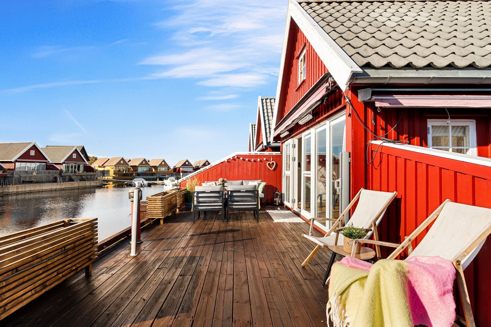 På den nær 60 kvm. store terrassen er det sol hele dagen. Terrassen er nybeiset i 2026. Galleribilde