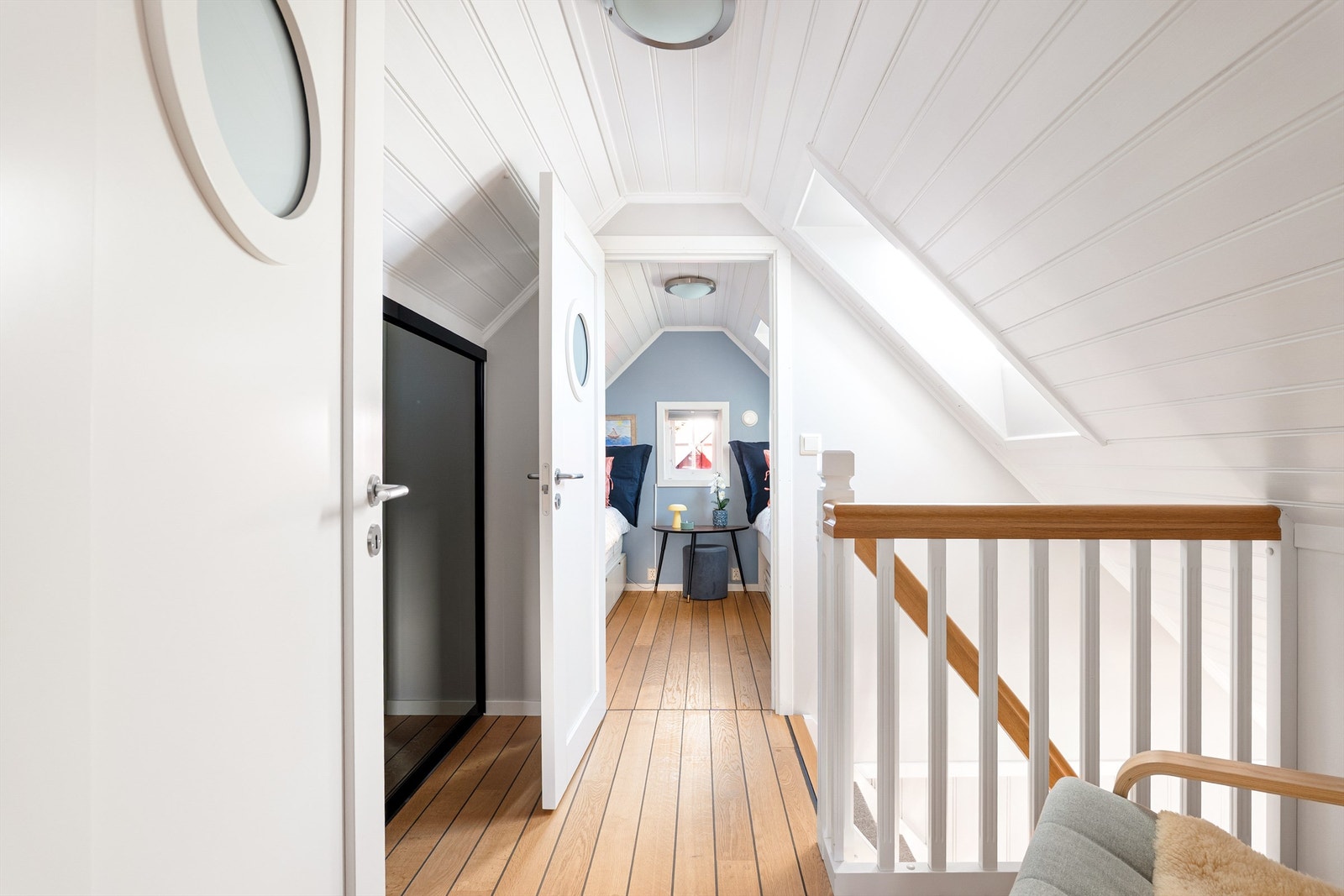 I loftsgangen er en praktisk skyvdørsgarderobe installert. Galleribilde