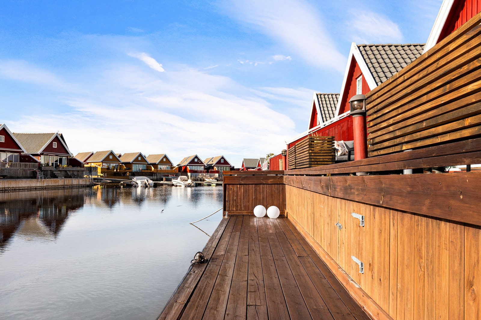 Bryggen foran terrassen har ca. 8 meters lengde, fortøyningsmulighet og badestige. Bukten er skjermet fra de fleste vindretninger. Galleribilde