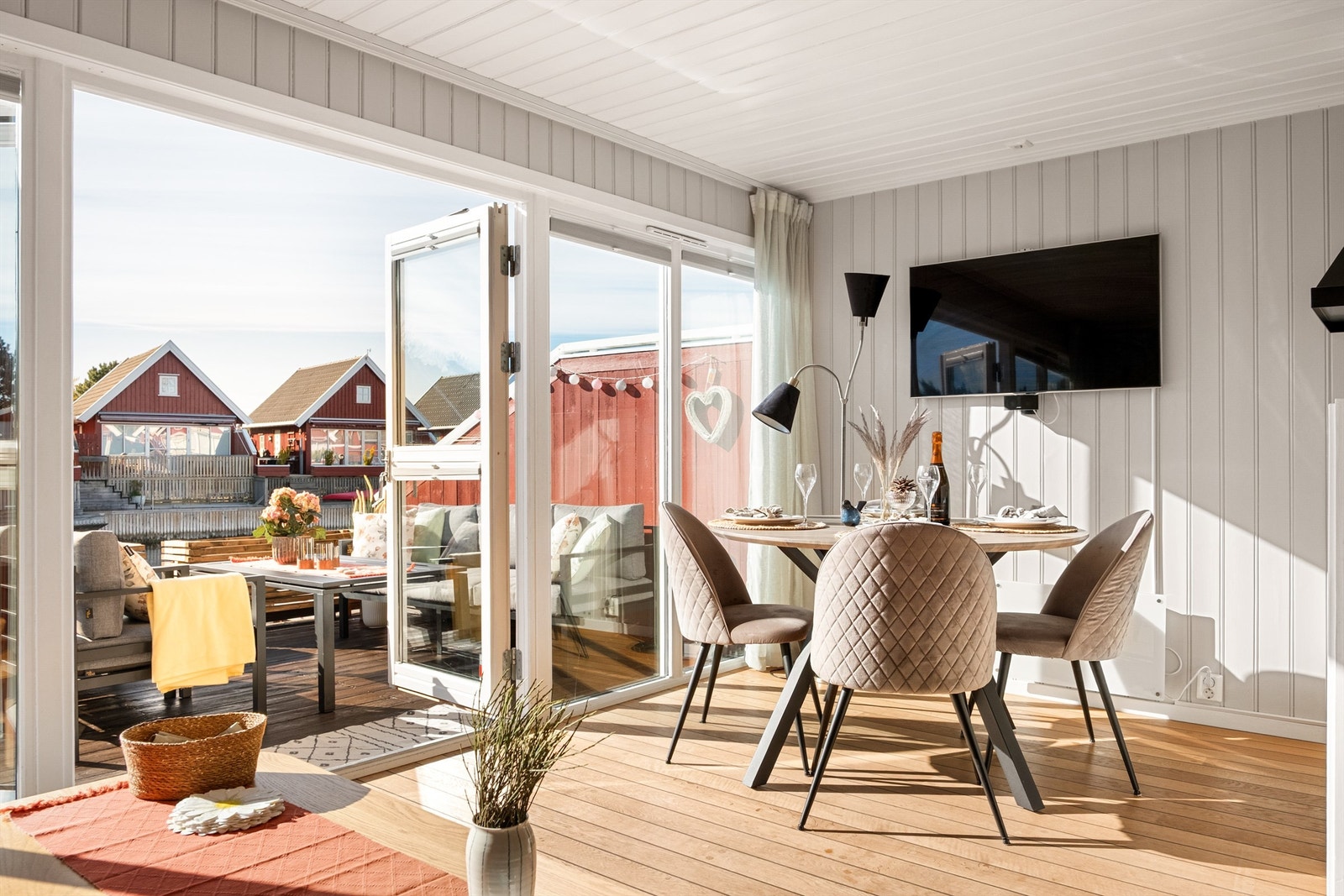 To-fløyet terrassedør åpner mot terrassen og kveldssolen. Galleribilde