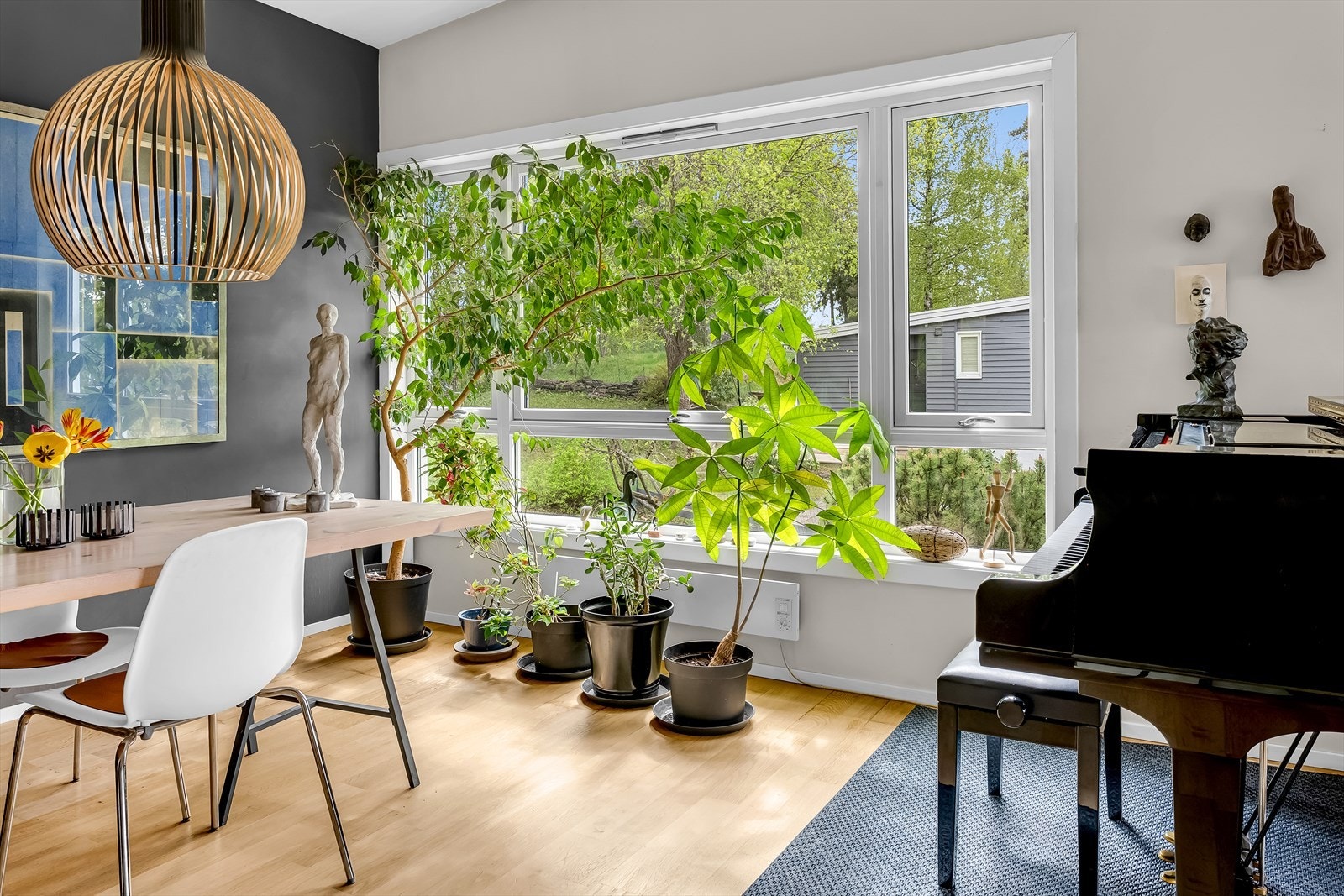 Leiligheten har før øvrig god og luftig takhøyde, takterrasse på 30 kvm, 3 soverom, eget kjøkken, lys fra 4 sider og en funksjonell og gjennomtenkt planløsning som kan passe for flere generasjoner. Galleribilde